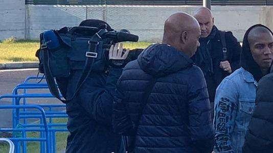 VIDEO - Giacca di jeans e cappuccio, Ashley Young è sbarcato a Milano