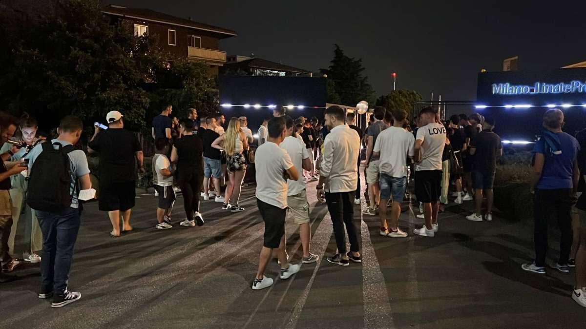 VIDEO - Attesa vana a Linate: chiusi i cancelli all'aeroporto, Lukaku non arriverà stasera a Milano