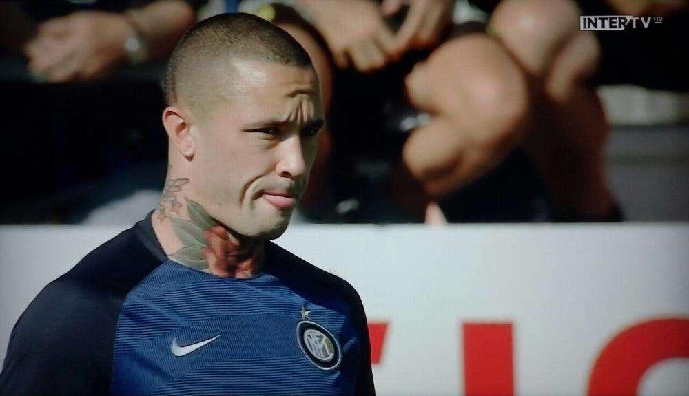 Sky - Clima disteso intorno a Nainggolan: tante foto coi tifosi fuori da Appiano