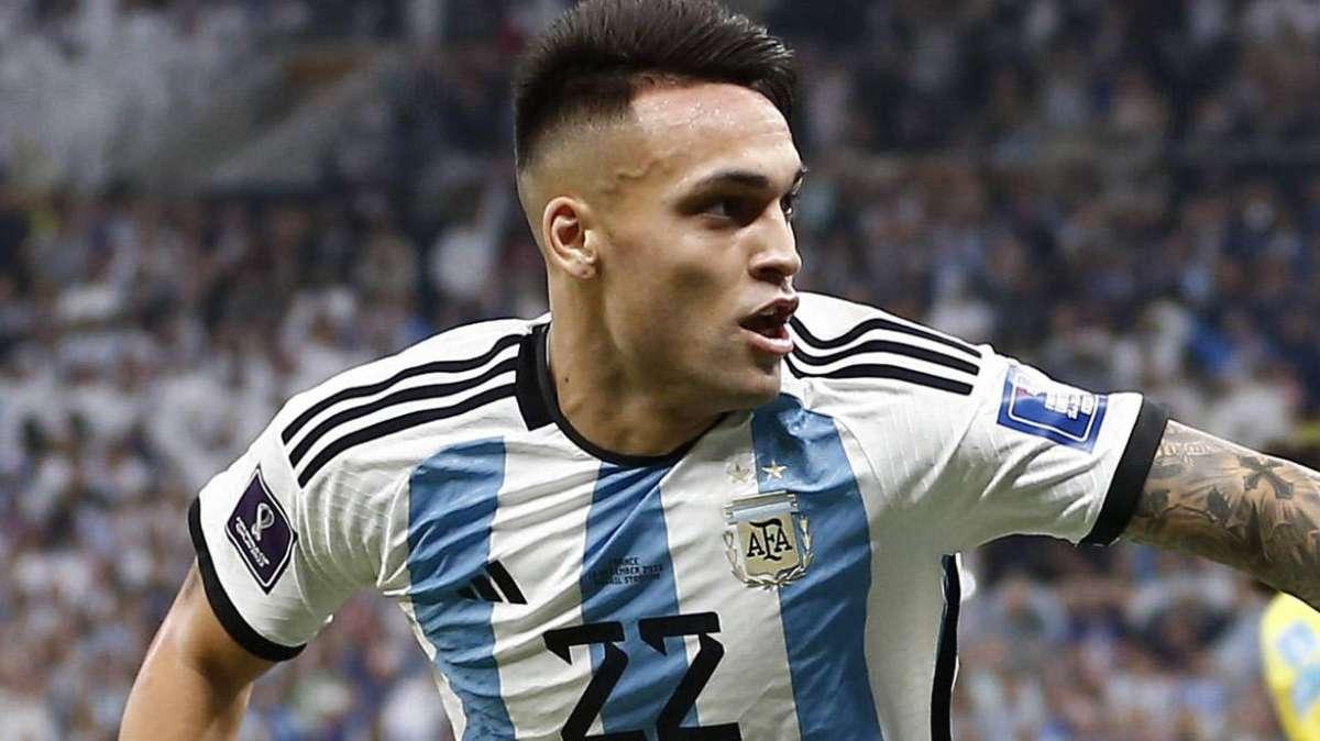 Bacio... mondiale: la AFA celebra la giornata del bacio con Lautaro e la Coppa del Mondo