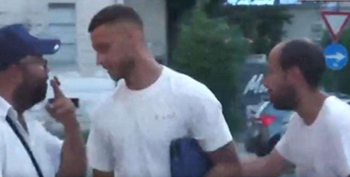 Arnautovic è arrivato a Milano: qualche foto e un gesto di saluto ai tifosi, domani visite e firma con l'Inter