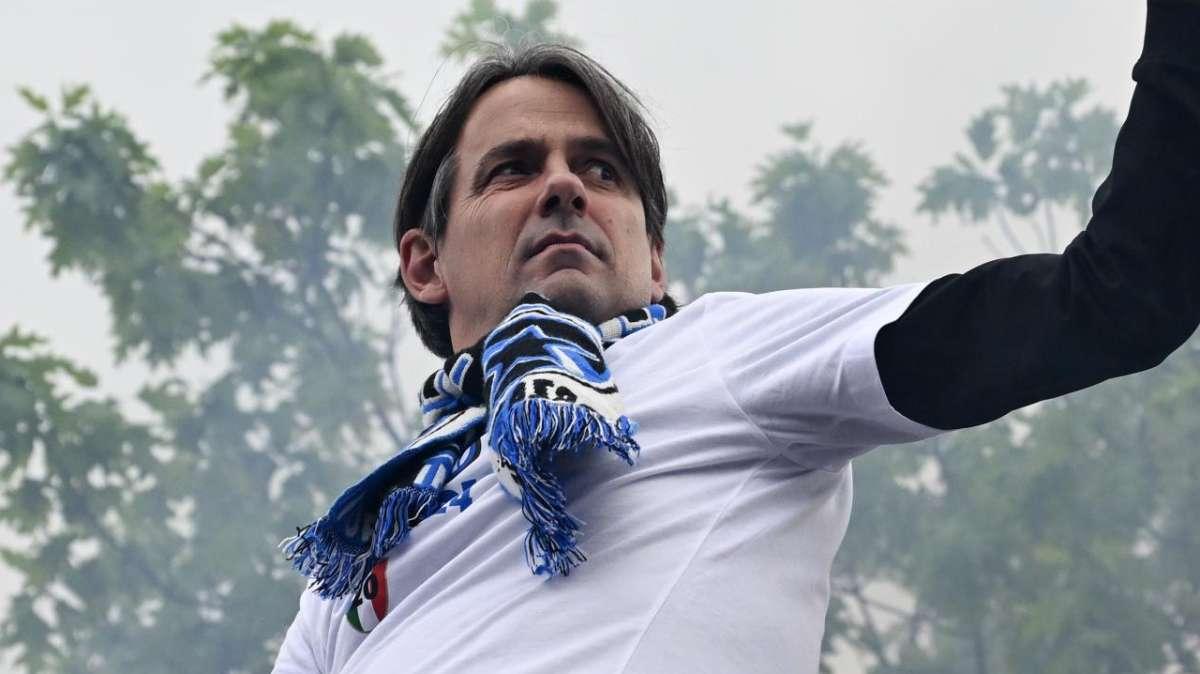 VIDEO - Inzaghi scatenato durante la festa scudetto: bandiera dell'Inter al cielo e cori insieme ai tifosi 