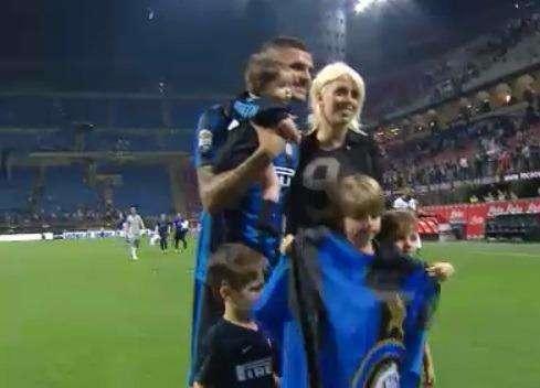 Foto ricordo di famiglia per il cannoniere Icardi