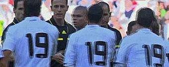 Scende in campo il Real, camiseta 'Forza Cassano'
