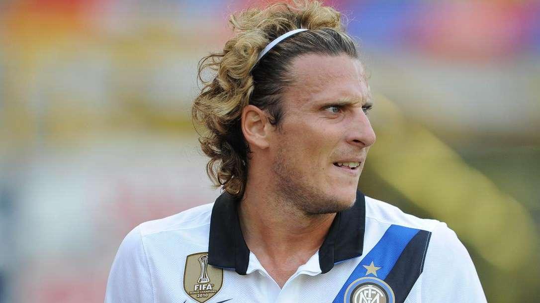 Calvario Forlan: niente Genoa, è stiramento