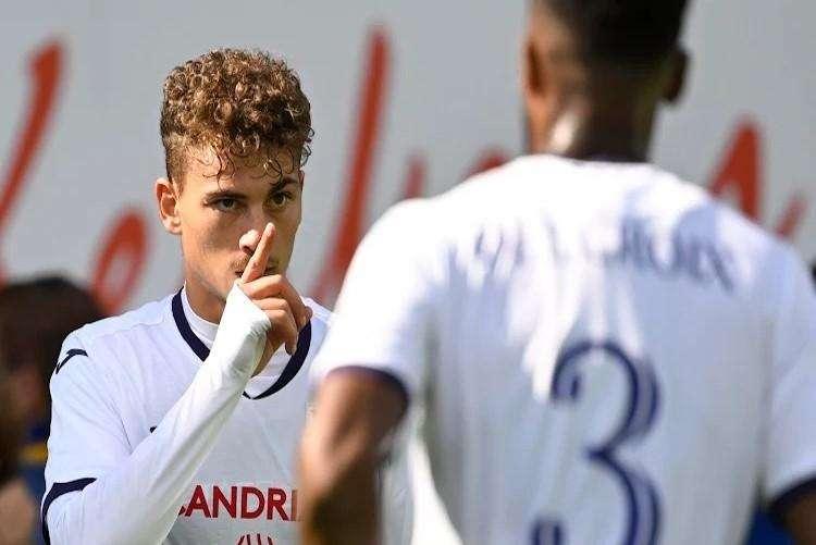 Esposito, primo gol con l'Anderlecht ed esultanza polemica. Ma i cori dei tifosi dopo il ko sono solo per lui