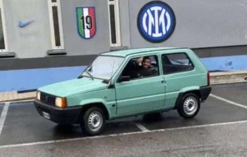 Vidal ad Appiano con la Panda: "Felice di venire ad allenarmi"