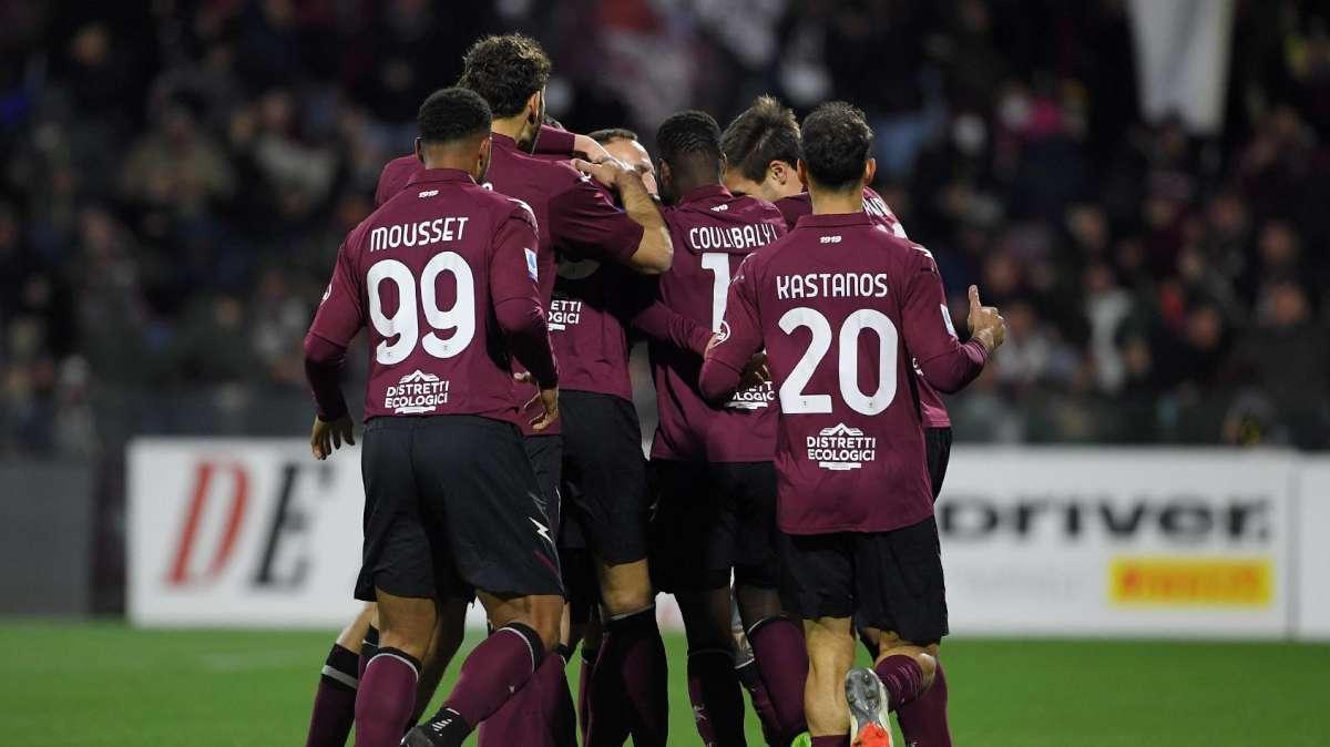 Salernitana e Cagliari rinviano i discorsi salvezza: 1-1 last minute all'Arechi. Venezia ancora in gioco 