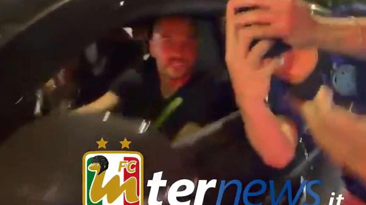 VIDEO - Inter in festa, i tifosi all'assalto di D'Ambrosio fuori da San Siro