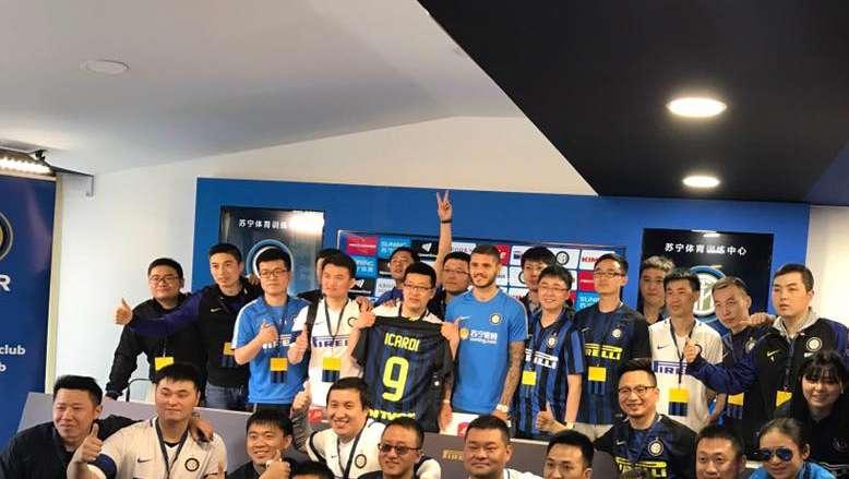 FOTO - Icardi in posa con l'IC Crusaders China