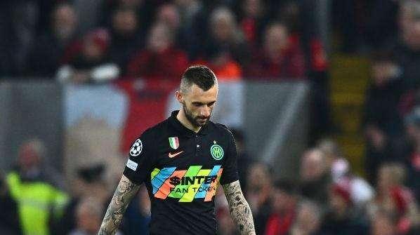 Brozovic e De Vrij usciti malconci da Anfield: le ultime sulle loro condizioni