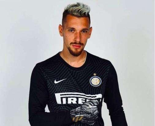 Radu mostra (e apprezza) la nuova maglia dell'Inter: "Mi sta bene"