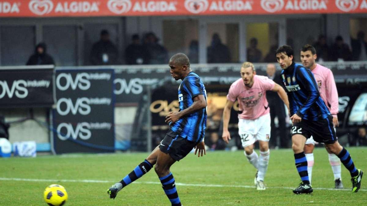 Samuel Eto'o realizza il rigore del 3-2