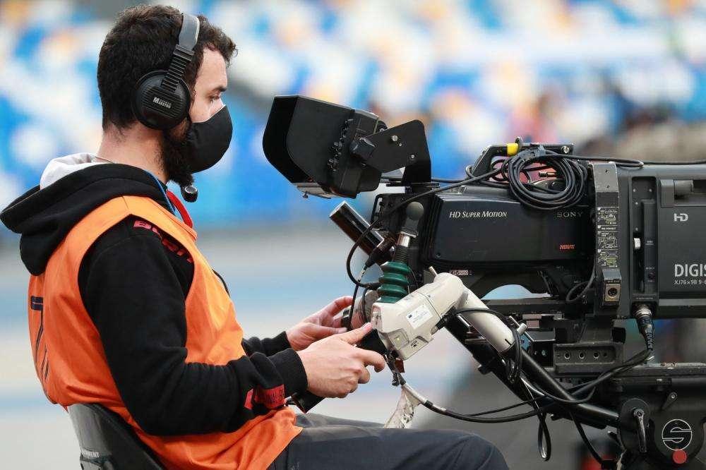 Corsera - Ascolti tv in crollo, persi 2,5 milioni di spettatori. Sky chiede uno sconto per il prossimo anno