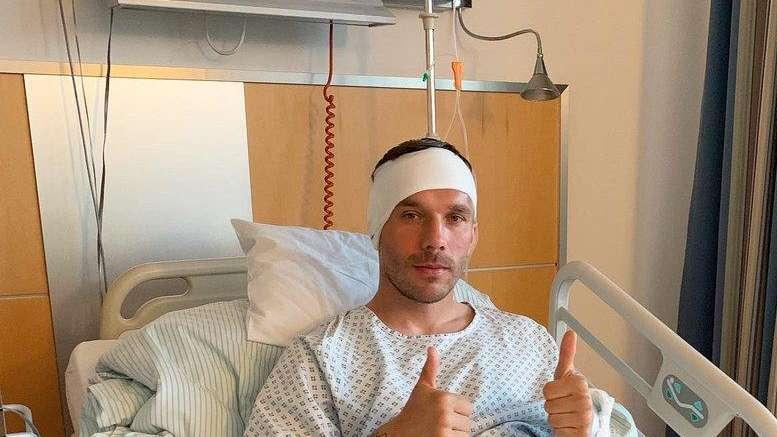Podolski, dopo l'intervento inizia il recupero: "Sono un combattente"