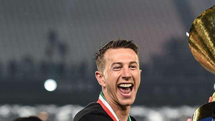 Juve, Bernardeschi: "Inter e Napoli le nostri rivali in Italia. Sarri vs Conte? Mi intriga"