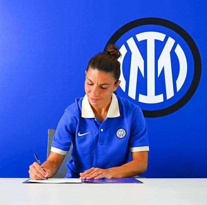 Bartoli è nerazzurra, l'Inter propone lo scatto della firma: "Pronta a cominciare"