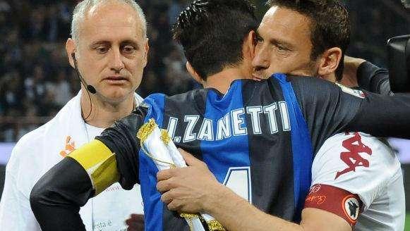 Totti saluta Zanetti: "Non solo simbolo ma campione vero. Pupi, un abbraccio e grazie: sei una leggenda"