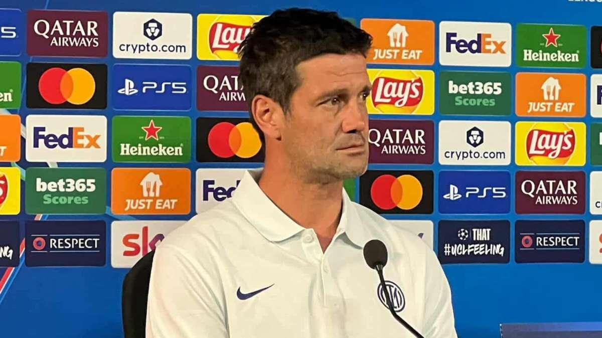 Chivu in conferenza: "Se i miei titolari non fossero ventidue sarei io scarso. Ecco cosa mi stupisce di loro"