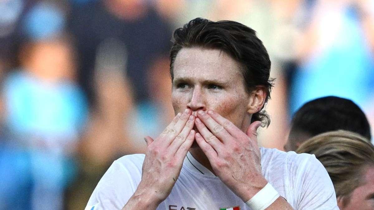 Inizia bene il Napoli di Conte: 2-0 a Reggio Emilia, a segno McTominay e De Bruyne. Reti bianche tra Genoa e Lecce