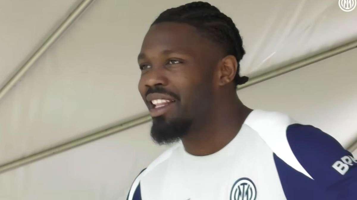 Sky - L'Inter al lavoro: Thuram in gruppo. Ancora personalizzato per Bastoni, Lautaro e Calhanoglu