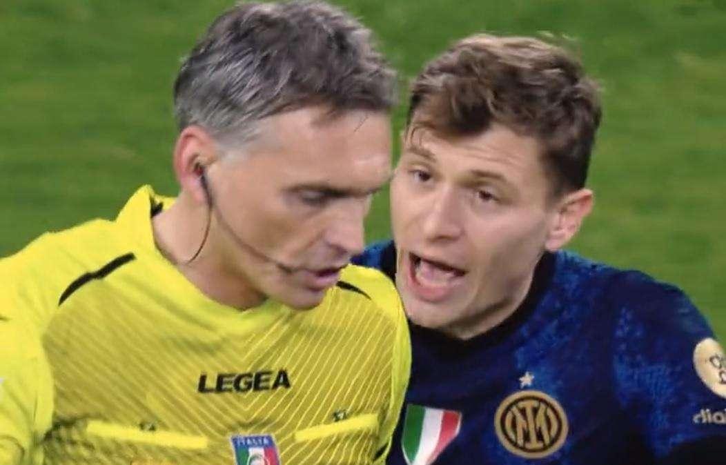 VIDEO - Barella show: parla con Irrati, catechizza Dumfries, respinge Cuadrado