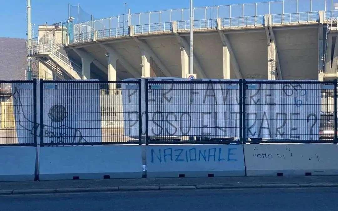 La Curva Nord a Bergamo per sfottere Bonucci: "Per favore, posso entrare?"