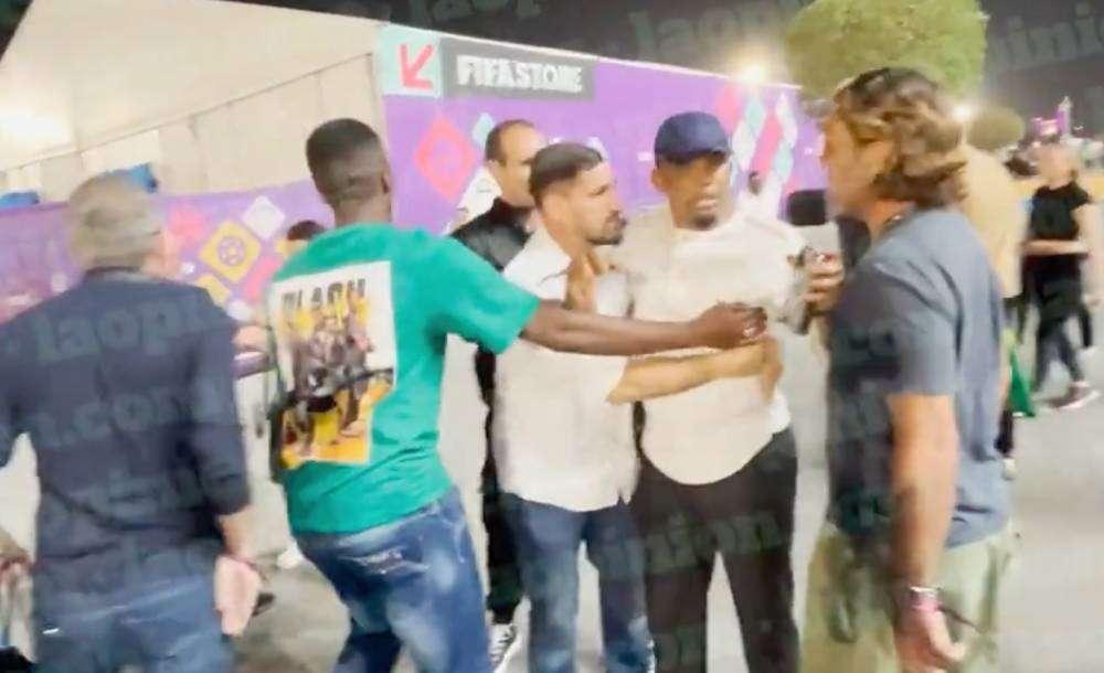 VIDEO - Eto'o perde la testa: botte a un reporter all'uscita dallo stadio in Qatar