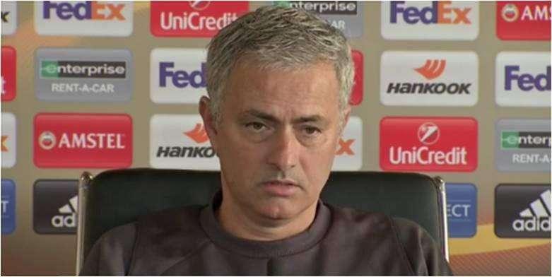 Maxi-rissa dopo il derby di Manchester: acqua, latte e una bottiglietta addosso a Mourinho