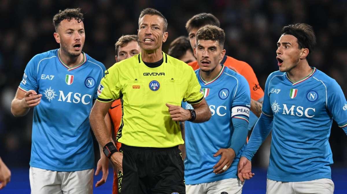 Napoli-Inter, la moviola - Massa fischia poco per 90': discussioni per il contatto Lautaro-Lobotka 