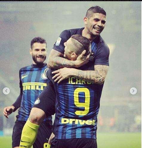 Icardi festeggia Banega: "Ti aspetto ovunque nel mondo per brindare ai tuoi 30 anni"