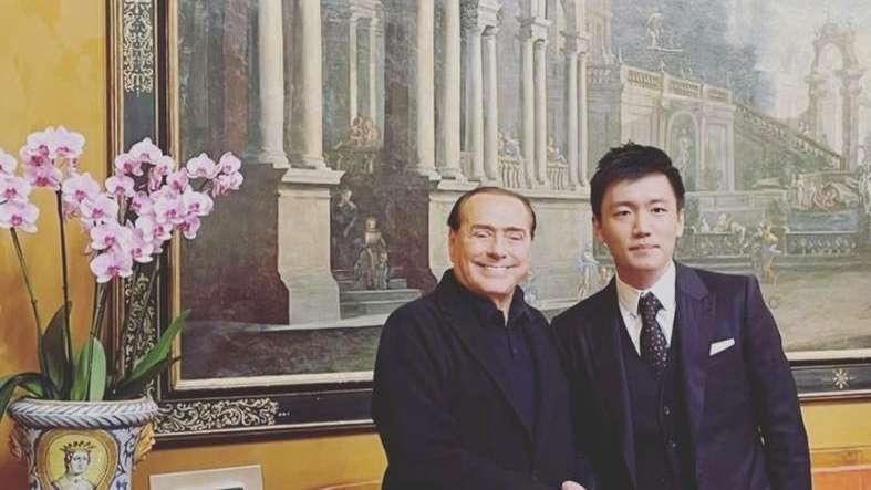 Zhang ricorda Berlusconi: sui social una foto mentre stringe la mano al Cavaliere