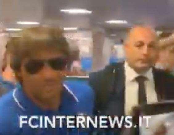 VIDEO - Tottenham-Inter, l'arrivo della squadra alla Malpensa. Qualche selfie per Conte