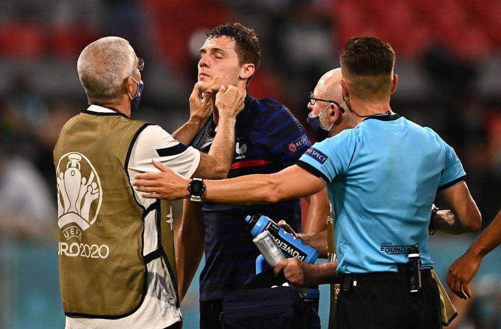 Colpo alla testa per Pavard in Francia-Germania, Fifpro alla Uefa: "Perché non è uscito dal campo?"