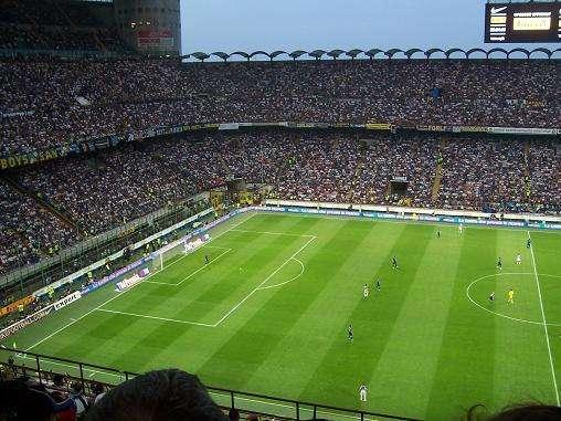 Una panoramica del Meazza in festa