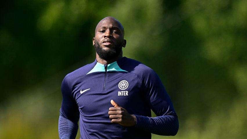Lukaku corre e suda ad Appiano: scatti social e messaggi nerazzurri. Camp Nou nel mirino 