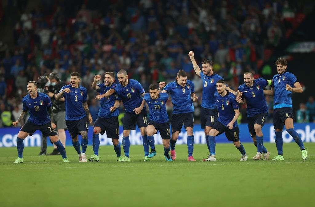 Euro 2020, l'Italia viaggerà per Roma col pullman scoperto