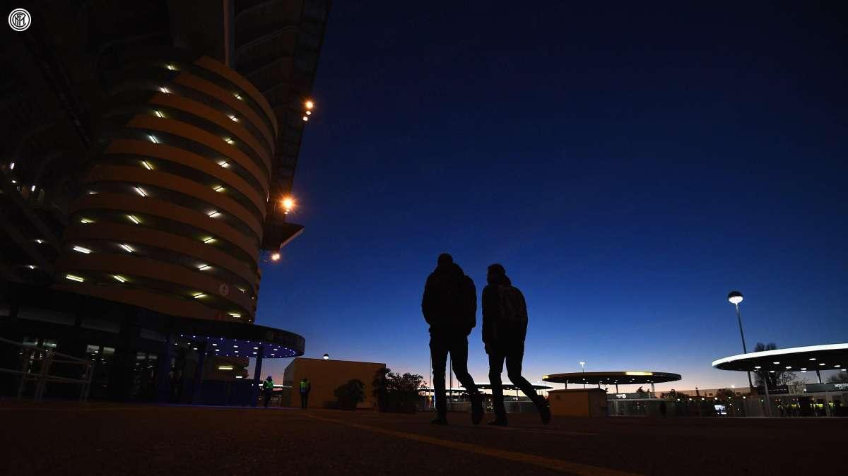 Aperti i cancelli a San Siro: sale l'attesa per una sfida da dentro o fuori