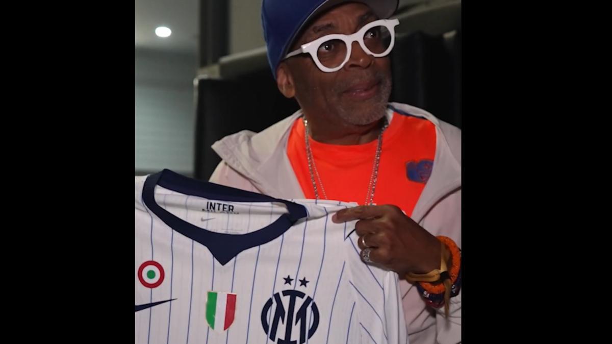 VIDEO - Regalo speciale per Spike Lee: a lui la nuova maglia away Inter