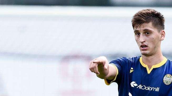 Sky - Kumbulla, il Verona fissa il prezzo: 28 milioni di euro più 7 di bonus. L'Inter resta in pole sulla Juventus 