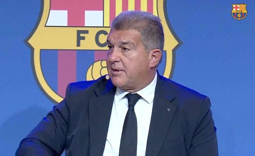 Barcellona, Laporta: "Abbiamo un buon centrocampo, non è essenziale acquistare altri giocatori"