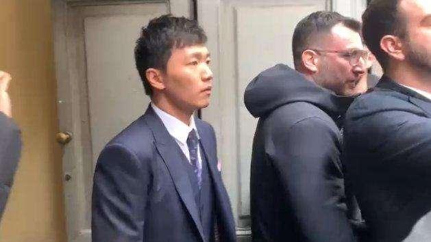 VIDEO - Steven Zhang all'uscita dal pranzo UEFA: l'entusiasmo dei tifosi