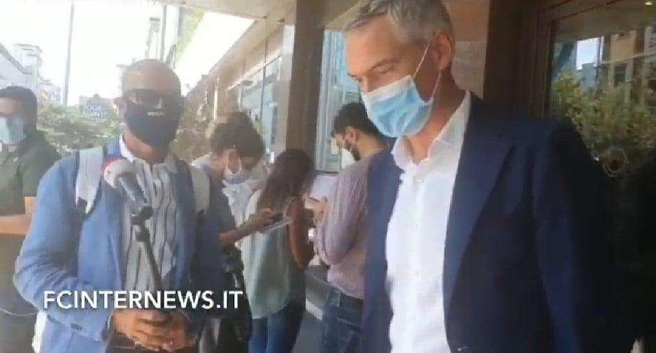 VIDEO - Anche il Ceo Antonello fuori dall'Hilton senza rilasciare dichiarazioni