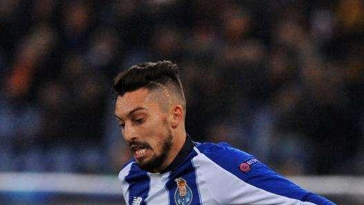 VIDEO - Alex Telles, l'infortunio più strano: si fa male calciando un rigore
