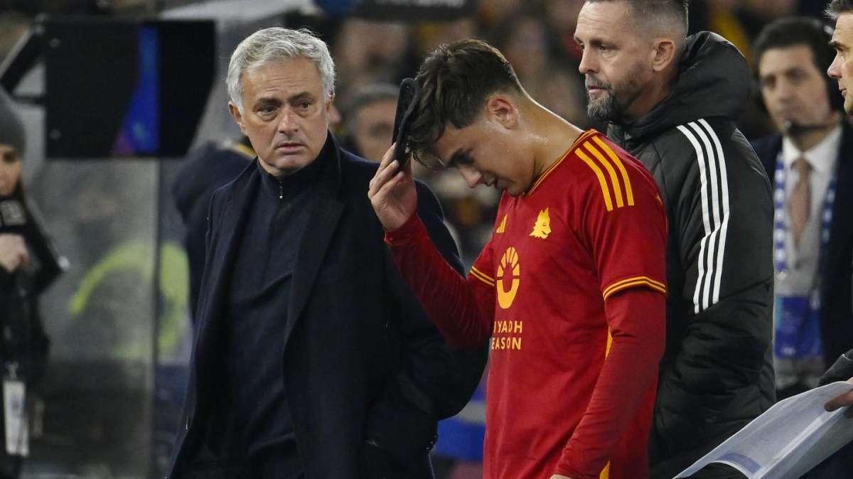 Roma, pessime notizie per Mourinho: Dybala out 3 settimane, salterà la Juve 