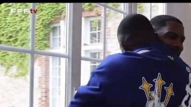 VIDEO - Thuram-Maignan, sfottò e abbracci in Nazionale 