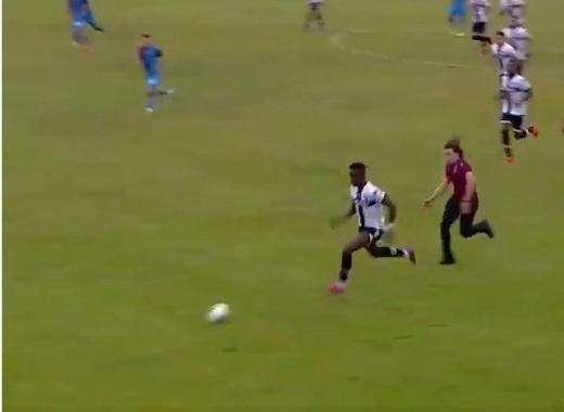 VIDEO - Karamoh scatta palla al piede, ma è troppo veloce: l'invasore non riesce ad acciuffarlo
