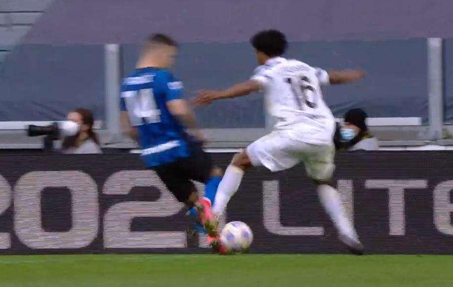 Il Corsera ci gira intorno: Cuadrado guadagna il rigore con "mestiere"