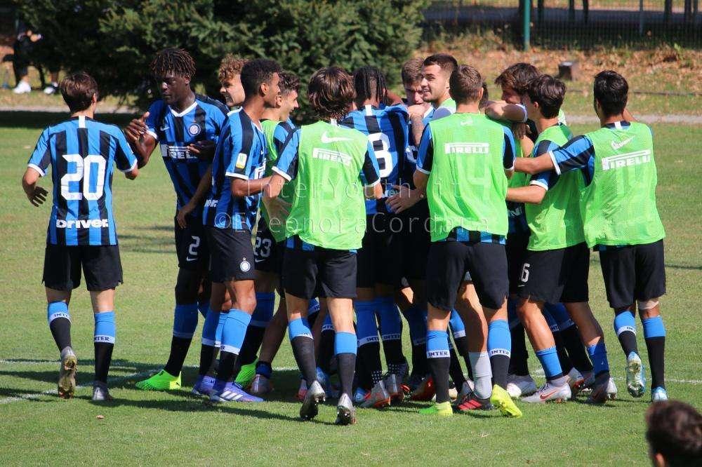 Youth League, l'Inter vola agli ottavi: Oristanio e Kinkoue piegano 2-0 il Barça. Missione compiuta per Madonna