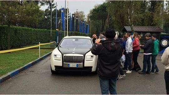 FOTO - Icardi ad Appiano... con una Rolls Royce